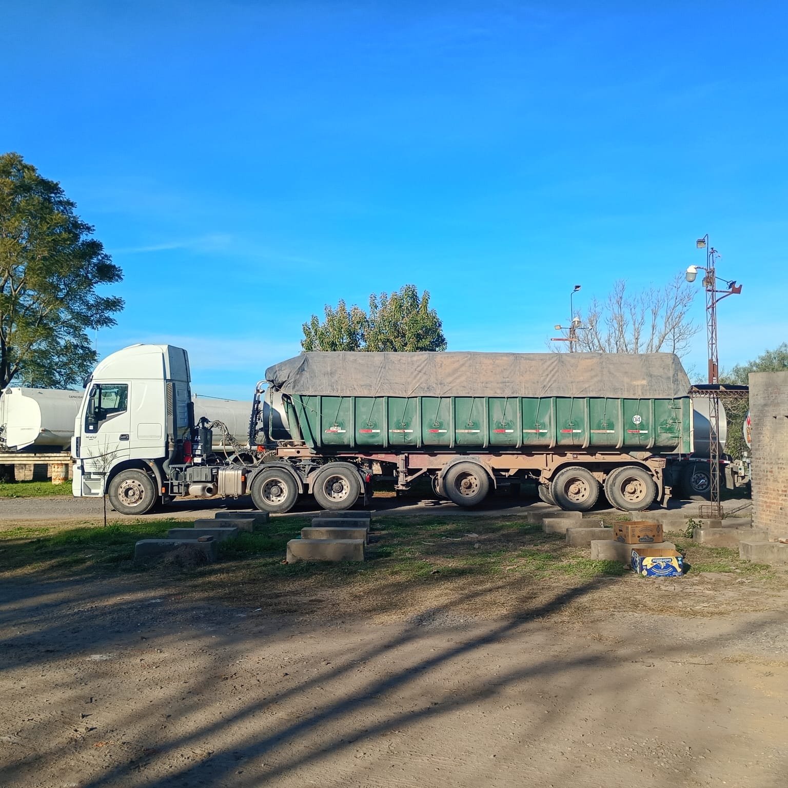 Trucks with dump trailer GENERAL CARGO